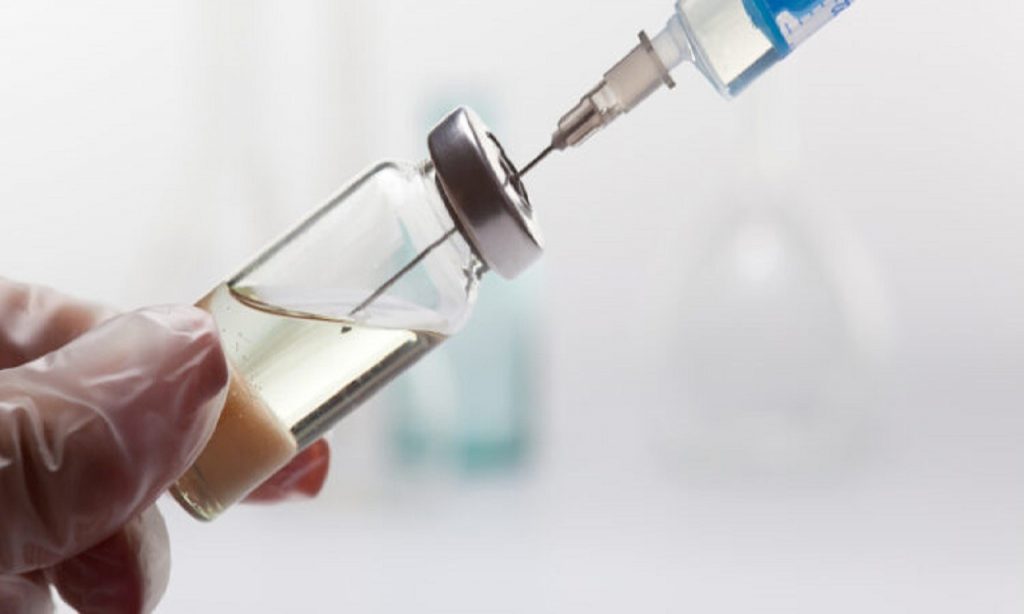 Imagem Ilustrando a Notícia: Testes com vacina de Oxford são retomados no Reino Unido