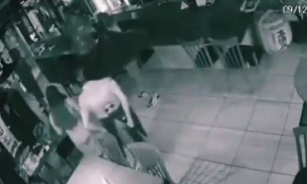 Imagem Ilustrando a Notícia: Acusado de ter Covid, homem é agredido após tossir em restaurante