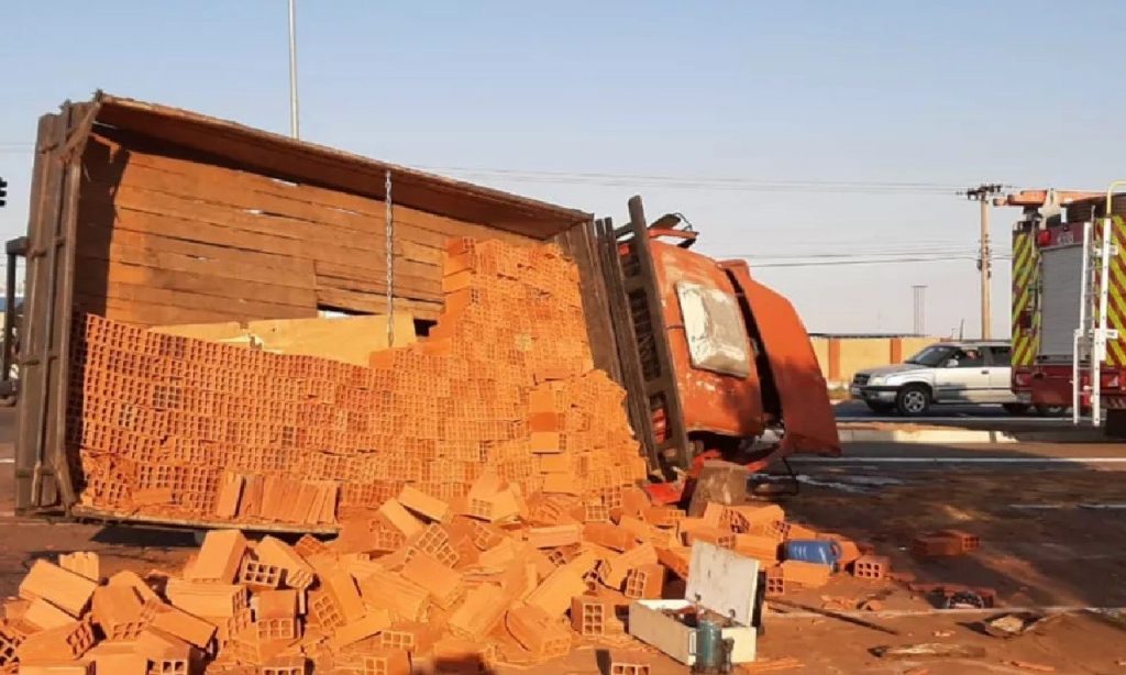 Imagem Ilustrando a Notícia: Colisão entre dois caminhões causa interdição na BR-060 em Abadia de Goiás