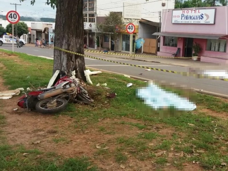 Imagem Ilustrando a Notícia: Jovens morrem após colisão de moto com árvore na BR-364
