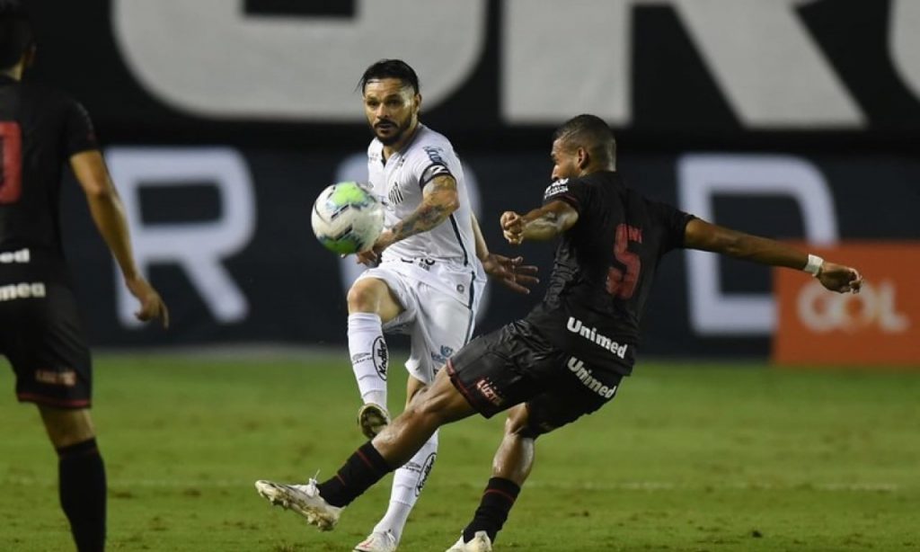 Imagem Ilustrando a Notícia: Volante ganha disputa com Oliveira e recebe elogios do treinador