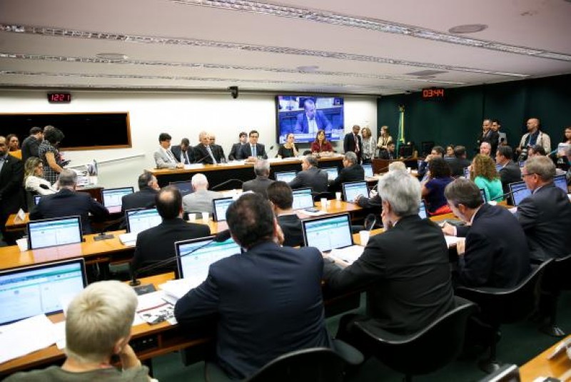 Imagem Ilustrando a Notícia: Comissão pretende concluir votação da PEC dos gastos públicos ainda hoje