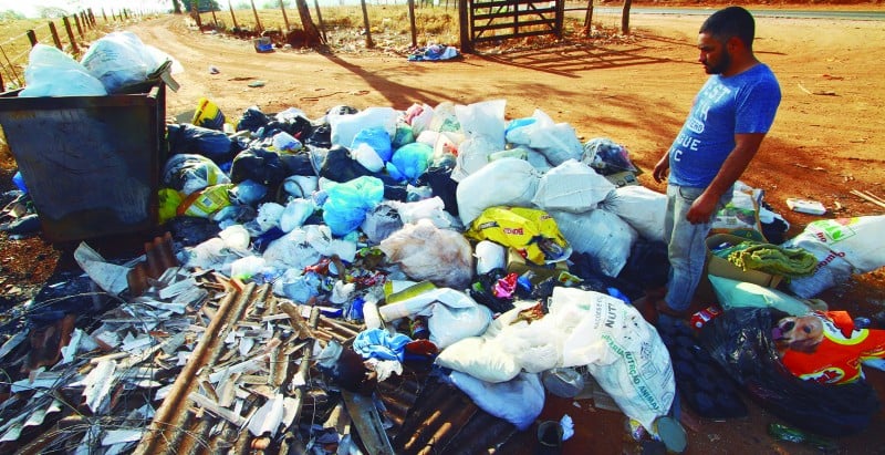 Imagem Ilustrando a Notícia: Falha de coleta cria lixão clandestino próximo à Senador Caned