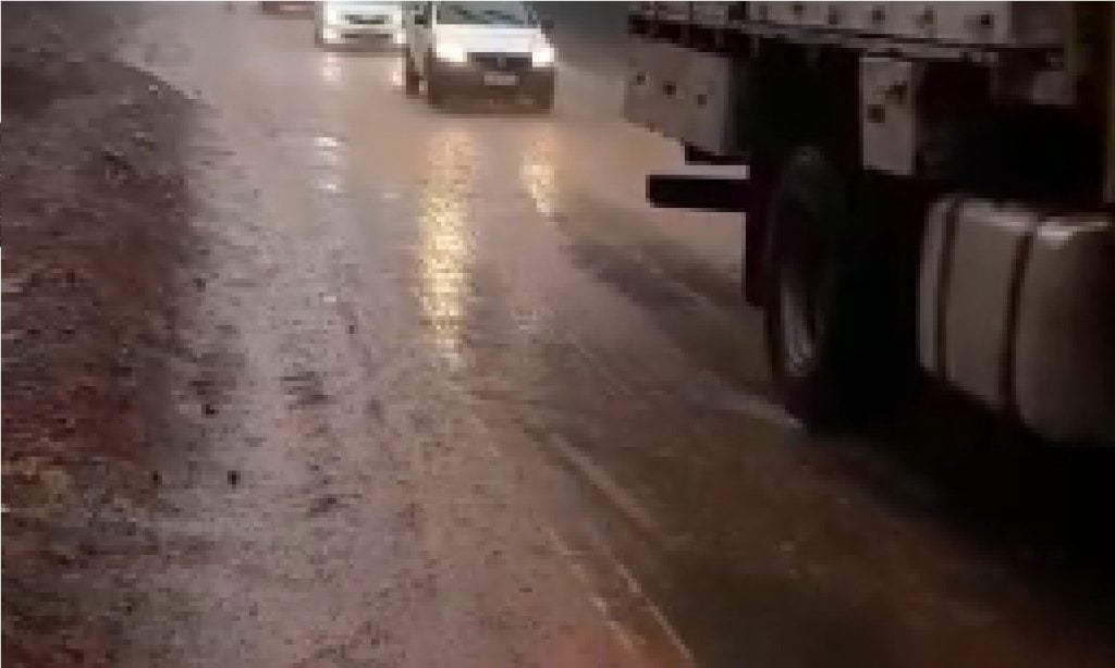 Imagem Ilustrando a Notícia: Com chuva forte parte da BR-414 em Anápolis é coberta por lama