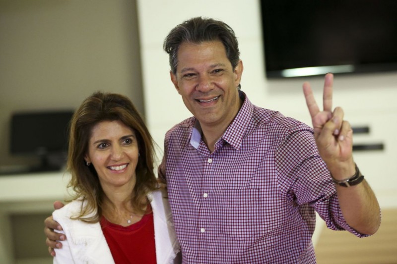 Imagem Ilustrando a Notícia: Haddad vota em São Paulo e diz que segundo turno fará bem ao país