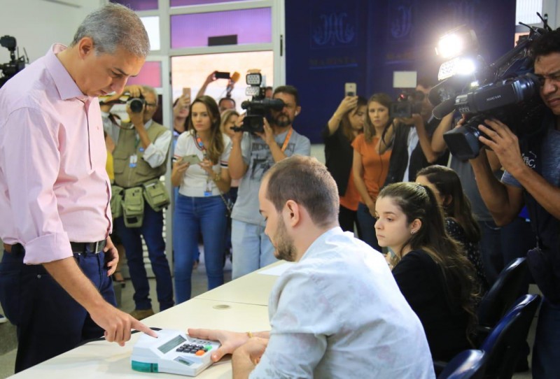 Imagem Ilustrando a Notícia: Zé Eliton vota ao lado da primeira-dama, Fabrina Muller
