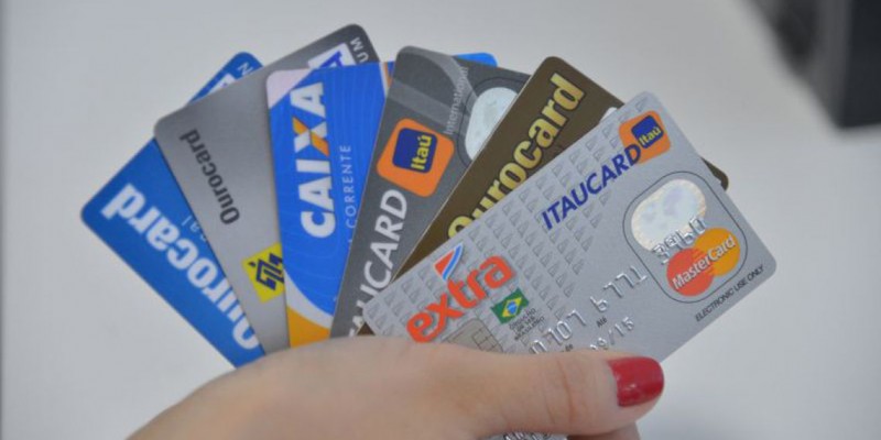 Imagem Ilustrando a Notícia: Juros do cartão de crédito e do cheque especial sobem em novembro