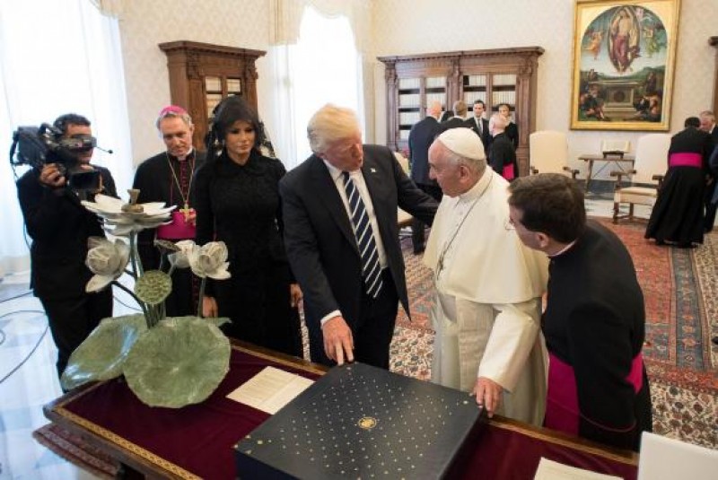 Imagem Ilustrando a Notícia: Papa recebe Trump no Vaticano; encontro dura 27 minutos