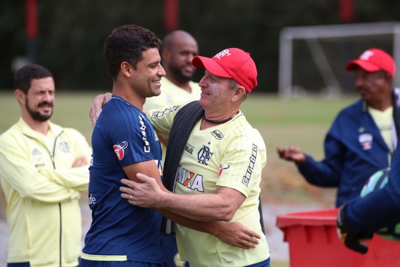Imagem Ilustrando a Notícia: Ederson visita os companheiros de Flamengo pela primeira vez após cirurgia