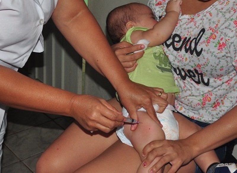 Imagem Ilustrando a Notícia: Prefeitura reabastece unidades de saúde com 6 mil doses da vacina pentavalente