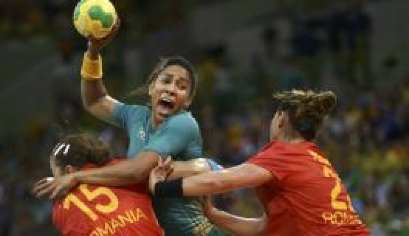 Imagem Ilustrando a Notícia: Brasil vence Angola e avança para as quartas de final no handebol feminino