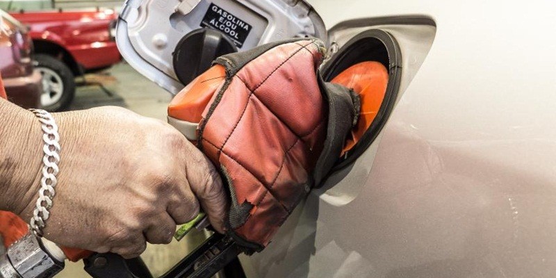 Imagem Ilustrando a Notícia: Preço da gasolina nas refinarias terá segundo reajuste no mês