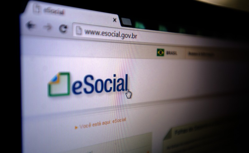 Imagem Ilustrando a Notícia: eSocial deve ser entregue por 14 mil empresas em janeiro