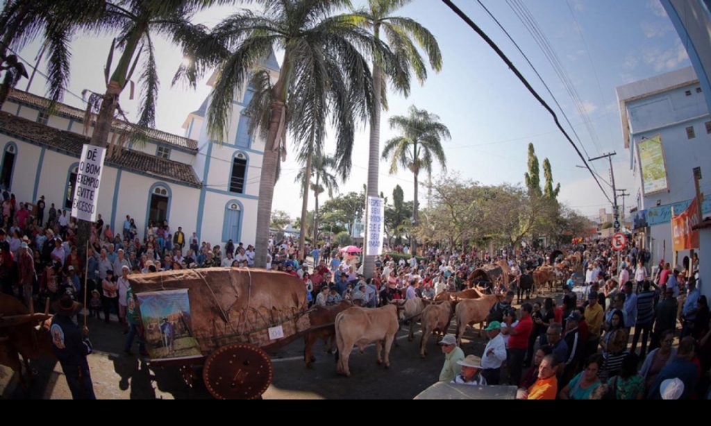 Imagem Ilustrando a Notícia: Desfile reúne 400 carros de bois na festa do Divino Pai Eterno