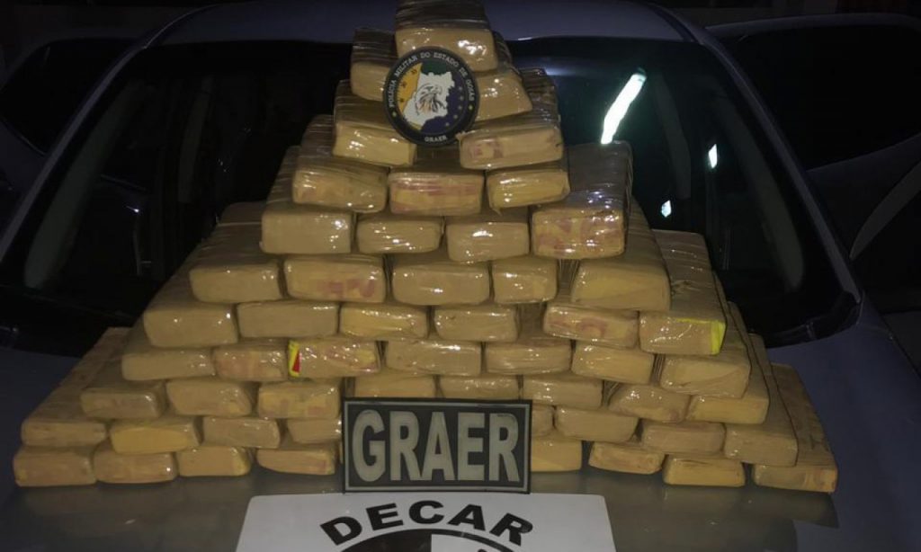Imagem Ilustrando a Notícia: Polícias apreendem 80 quilos de maconha dentro de carro, em Terezópolis de Goiás