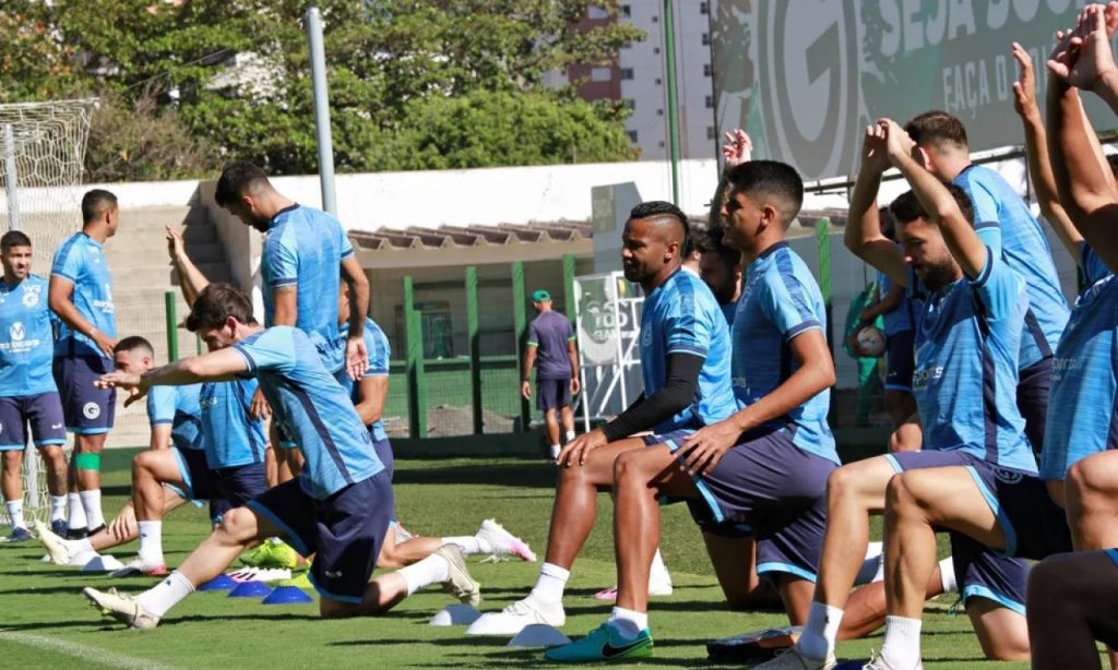Imagem Ilustrando a Notícia: Com volta de nove jogadores, Goiás faz estreia em casa diante do Fortaleza