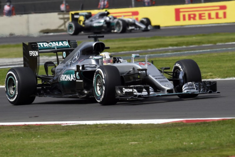 Imagem Ilustrando a Notícia: Hamilton tenta impedir   título de Rosberg