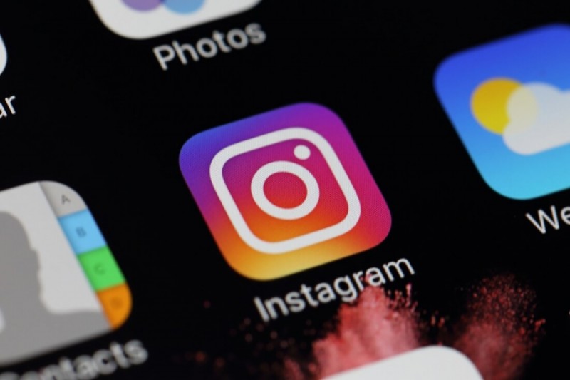 Imagem Ilustrando a Notícia: Instagram agora permite destacar e salvar seus Stories