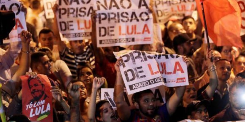Imagem Ilustrando a Notícia: Em São Bernardo do Campo, Lula discursa antes de se entregar à PF