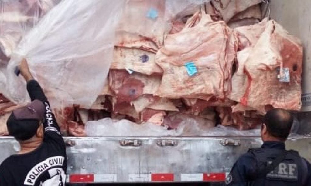 Imagem Ilustrando a Notícia: PRF e Polícia Civil prendem motorista com 30 toneladas de carne roubada