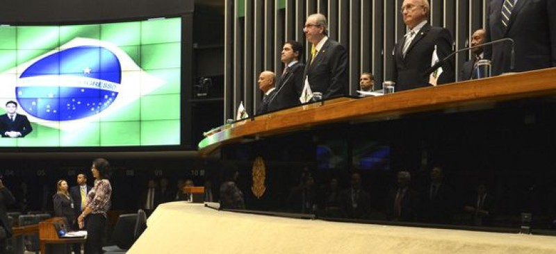 Imagem Ilustrando a Notícia: Maioria do PMDB decide votar a favor do impeachment de Dilma