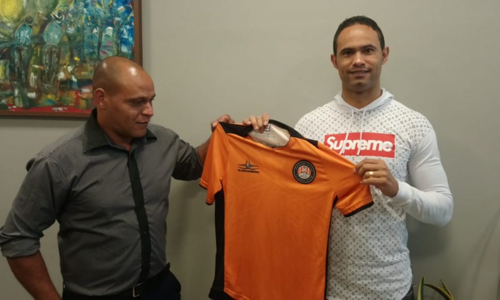 Imagem Ilustrando a Notícia: Goleiro Bruno assina contrato e posa com a camisa do Poços de Caldas FC