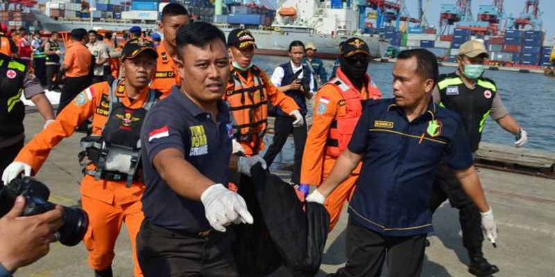 Imagem Ilustrando a Notícia: Indonésia descarta sobreviventes após acidente com avião