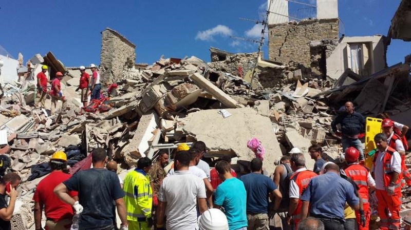 Imagem Ilustrando a Notícia: Terremoto mata duas pessoas na Grécia e causa danos na Turquia