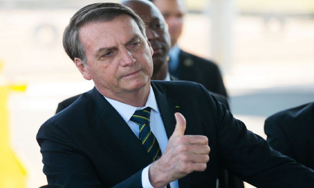 Imagem Ilustrando a Notícia: Bolsonaro publica no Twitter taxa do cheque especial após crítica da OAB