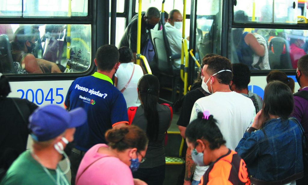Imagem Ilustrando a Notícia: Fiscal multa ônibus em Goiânia e manda passageiro descer