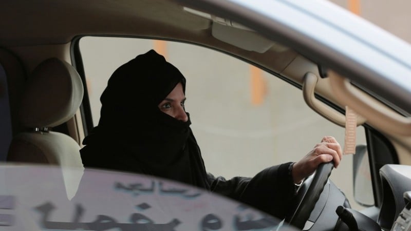 Imagem Ilustrando a Notícia: Mulheres sauditas poderão dirigir motos e caminhões a partir de junho de 2018