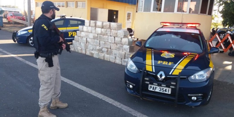 Imagem Ilustrando a Notícia: Policiais rodoviários apreendem uma tonelada de maconha na BR-060