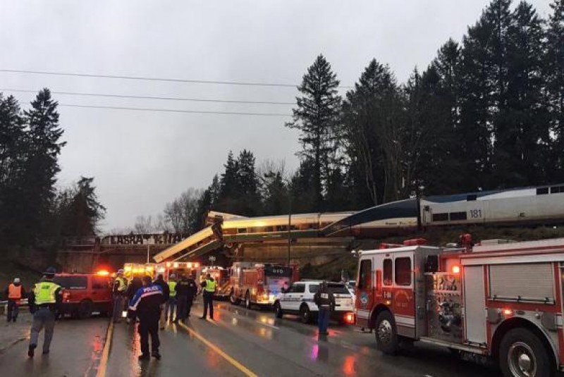 Imagem Ilustrando a Notícia: Descarrilamento de trem em ponte no estado de Washington deixou vários mortos