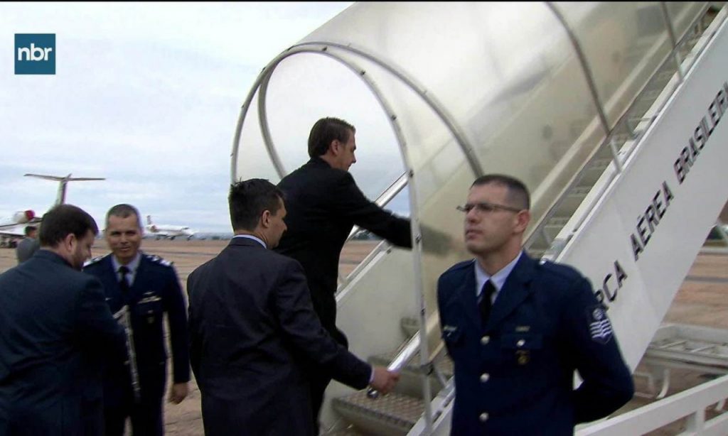 Imagem Ilustrando a Notícia: Com passagem rápida pela ONU, Bolsonaro embarca para NY