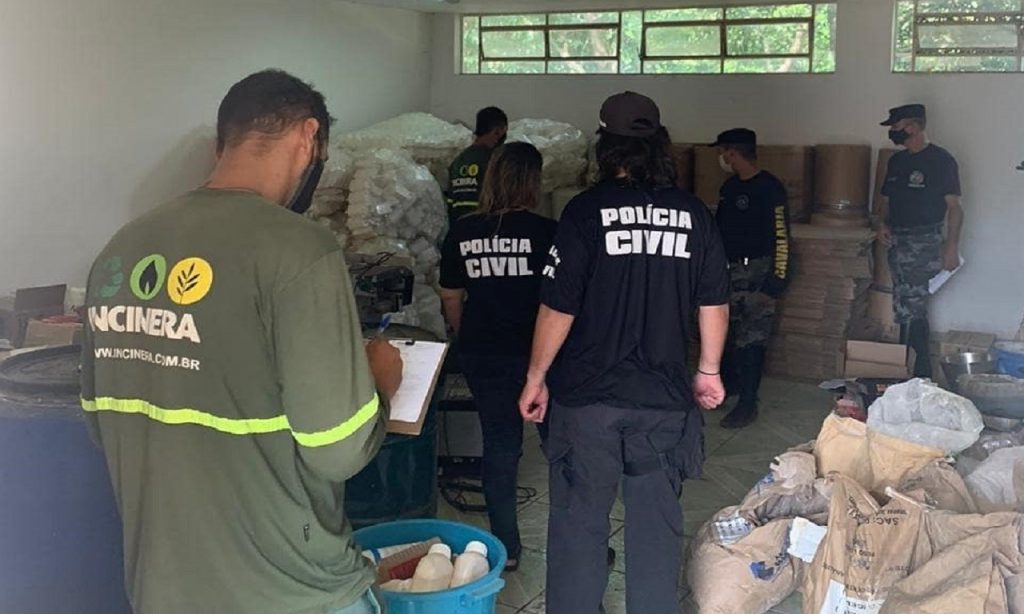 Imagem Ilustrando a Notícia: Duas toneladas de agrotóxicos falsos são incinerados, em Goiânia