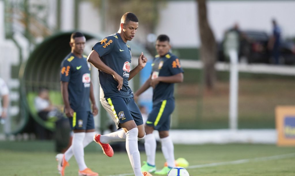 Imagem Ilustrando a Notícia: Zagueiro goiano é cortado do Mundial sub-17