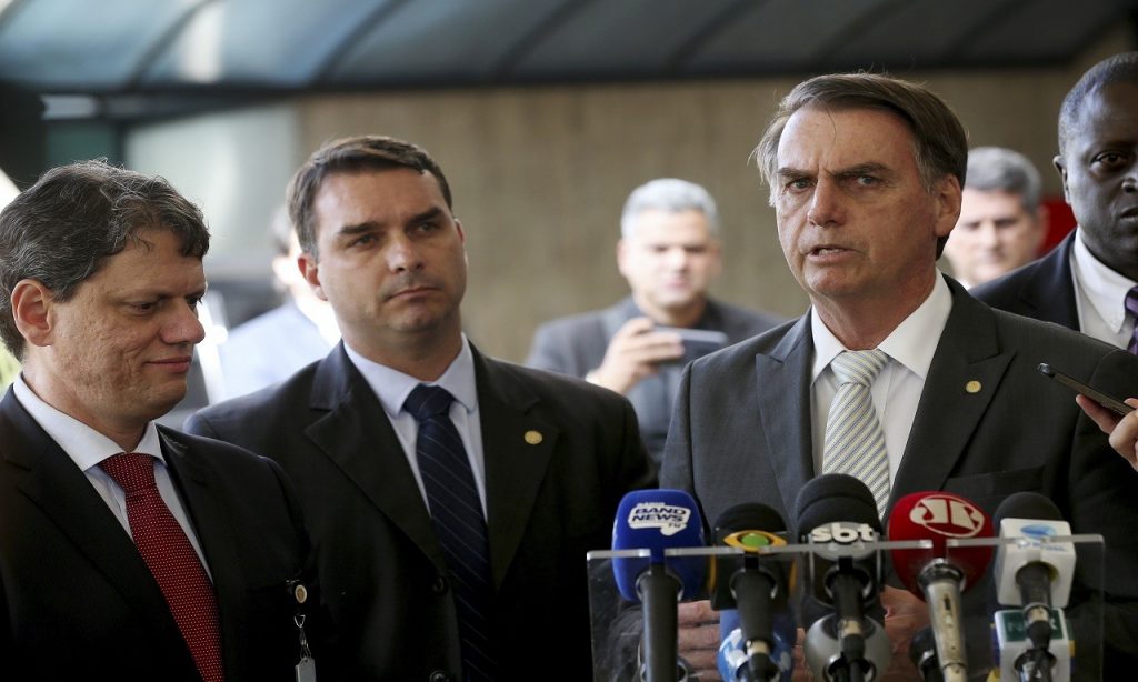 Imagem Ilustrando a Notícia: Abin fez relatórios para defesa de Flávio Bolsonaro, afirma revista