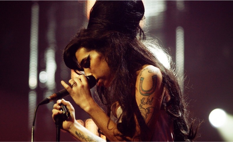 Imagem Ilustrando a Notícia: Pai de Amy Winehouse afirma que musical sobre a cantora deve sair do papel