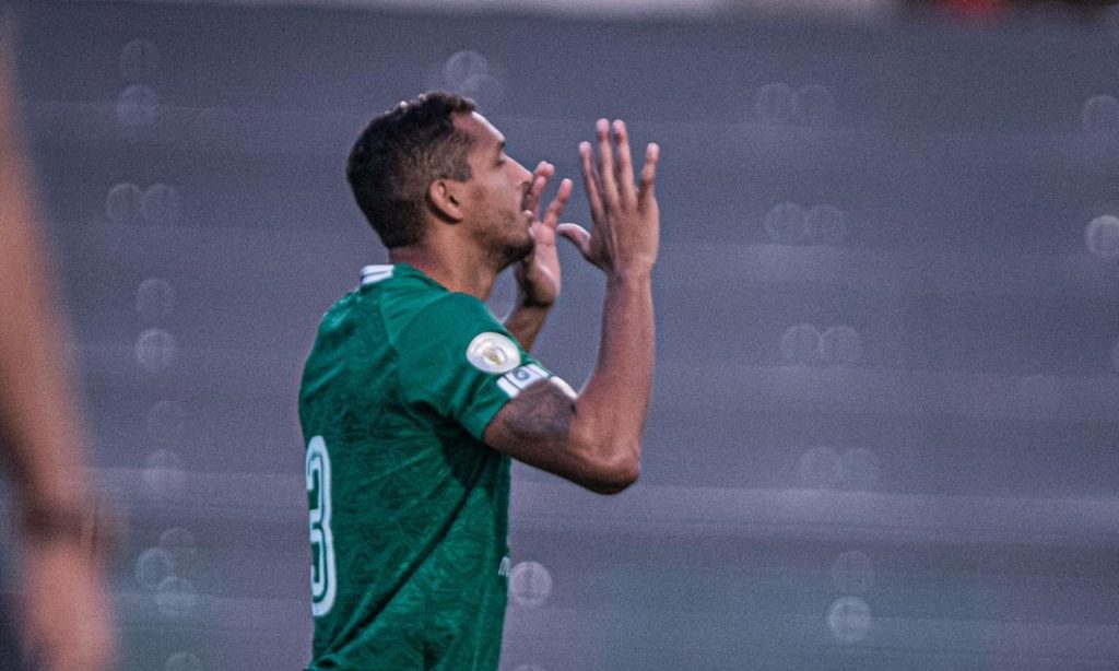 Imagem Ilustrando a Notícia: David Duarte chega ao sexto gol pelo Goiás e quer pensamento ‘jogo a jogo’ no Brasileirão