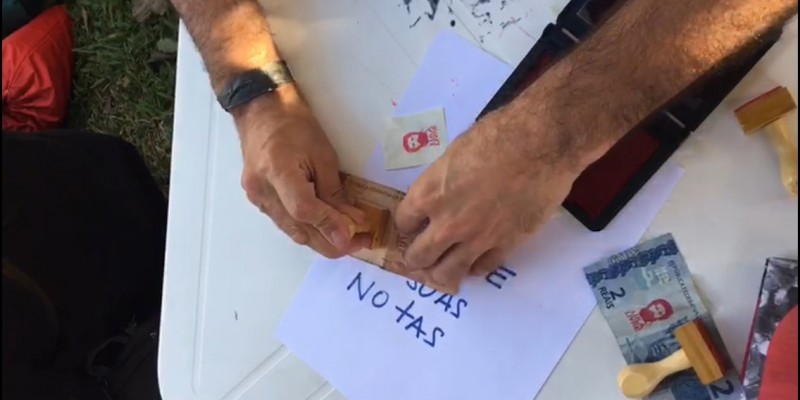 Imagem Ilustrando a Notícia: Vídeo em que cédulas são carimbadas em protesto viraliza