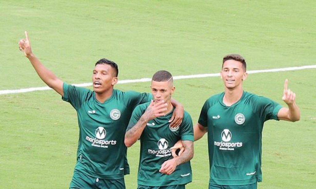 Imagem Ilustrando a Notícia: No sufoco, Goiás vence Grêmio  e se reabilita em competição