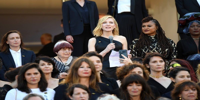 Imagem Ilustrando a Notícia: Mulheres tomam tapete vermelho de Cannes e pedem igualdade