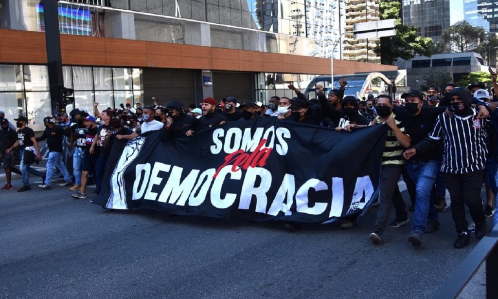Imagem Ilustrando a Notícia: Ato pró-democracia em SP começa pacífico e termina em confronto com PM