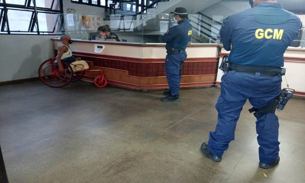 Imagem Ilustrando a Notícia: Cadeirante é detido por praticar violência doméstica contra a mulher, em Goiânia