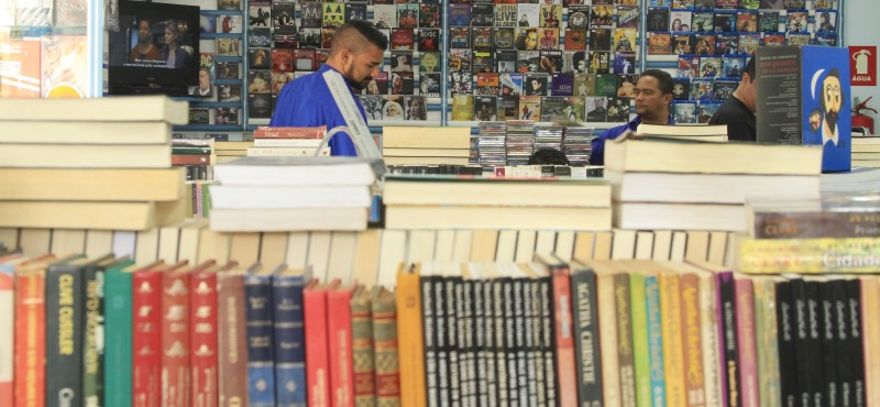 Imagem Ilustrando a Notícia: Troca de livros ajuda a economizar na compra de material escolar