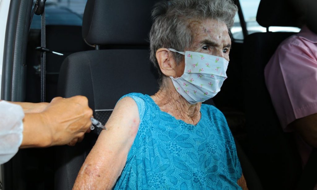 Imagem Ilustrando a Notícia: Aparecida de Goiânia abre drive-thru para vacinar idosos