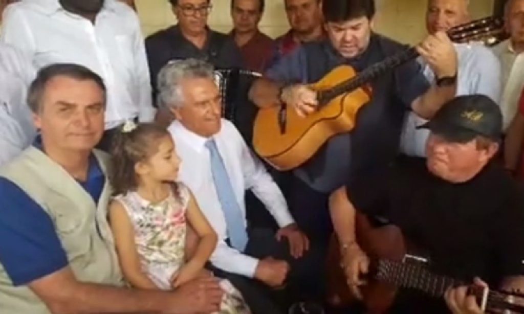 Imagem Ilustrando a Notícia: Bolsonaro visita Goiás pela terceira vez e almoça com Amado Batista