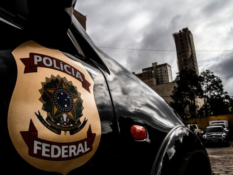 Imagem Ilustrando a Notícia: Ex-gerente da Petrobras e ex-banqueiro são presos pela Polícia Federal