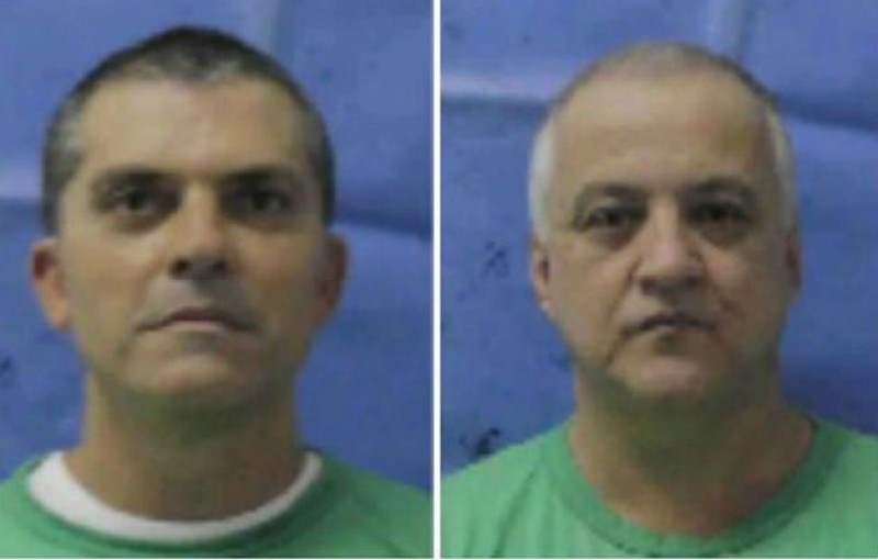 Imagem Ilustrando a Notícia: Fotos mostram Cachoeira e Cavendish com cabelo raspado na prisão