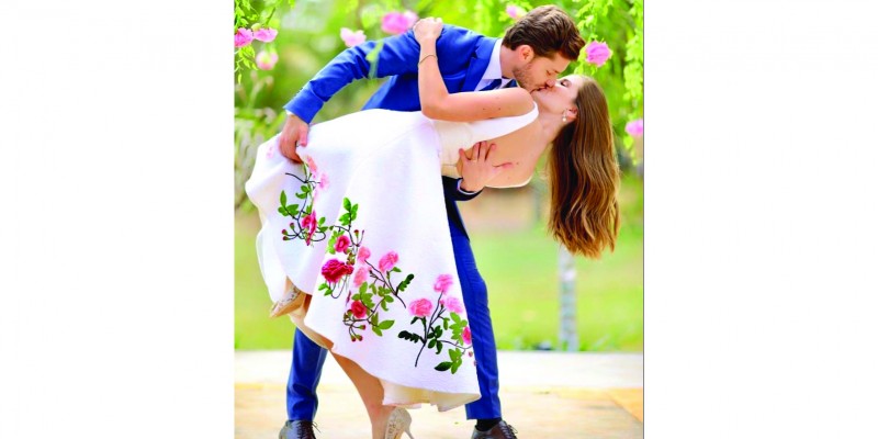Imagem Ilustrando a Notícia: Camila Queiroz usa vestido romântico em casamento